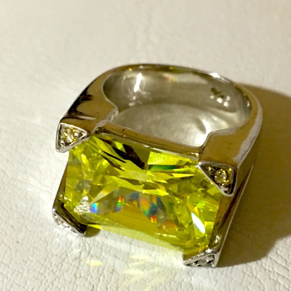 Stunning Sterling Silver Size 6 Ladies Ring - Picture 1 of 4